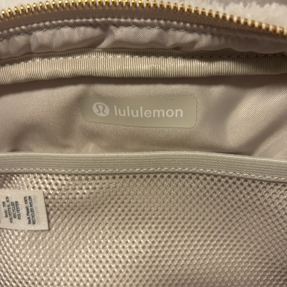 NWOT Lululemon Everywhere Belt Bag 2.0 fleece - Picture 4 of 6